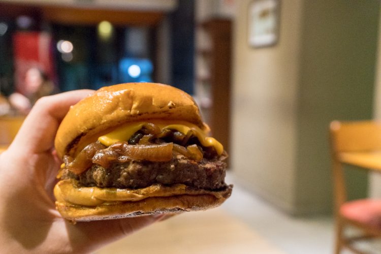 YOUNG BURGER – Burgers clássicos e muita maionese!