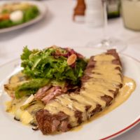 L’ENTRECOTE DE PARIS –  O famoso prato com saladas deliciosas!